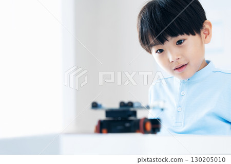 男孩玩機器人 130205010