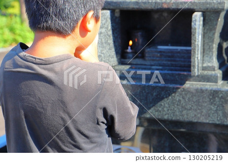 男孩在墳墓前祈禱 130205219