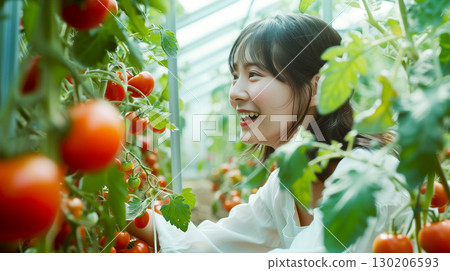 一位女士在櫻桃番茄農場體驗農活 一位女士在櫻桃番茄農場體驗農活 130206593