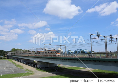 Tokyu Toyoko Line train crossing the Tama River Tokyu Toyoko Line train crossing the Tama River 130206600