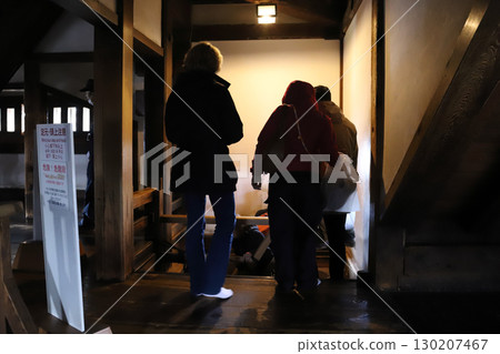 松本城天守閣內的樓梯（長野縣松本市） 130207467