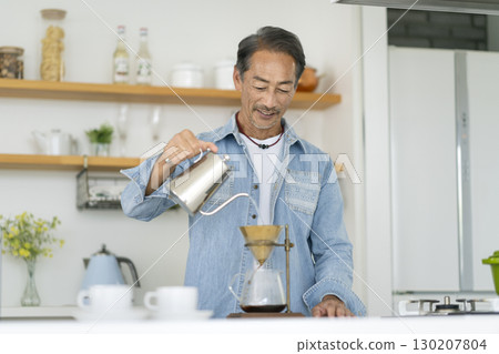 一位 60 多歲的男子正在煮咖啡 130207804