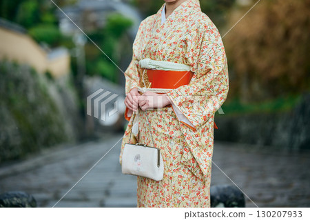 一位身著和服的女子漫步在城下町 130207933