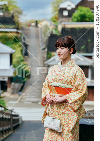 一位身著和服的女子漫步在城下町 130207940