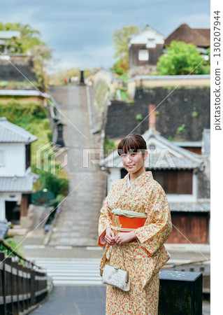 一位身著和服的女子漫步在城下町 130207944