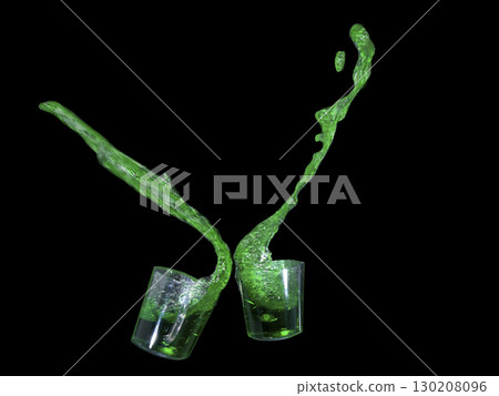 裝滿瓜汁的玻璃杯碰撞 130208096