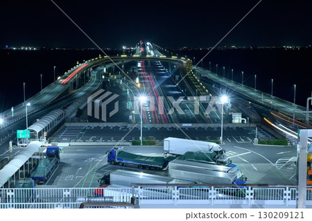 Late at night, many transport trucks rest under the observation deck on the Kisarazu side of the Tokyo Bay Aqua-Line Umihotaru Late at night, many transport trucks rest under the observation deck on the Kisarazu side of the Tokyo Bay Aqua-Line Umihotaru 130209121