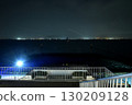 從東京灣Aqua-Line海螢川崎側的觀景台眺望羽田機場方向的深夜海景 130209128