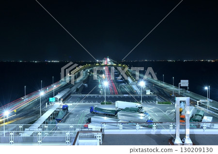 深夜，在東京灣Aqua-Line海螢堡木更津一側的觀景台上，眺望川流不息的車流 130209130