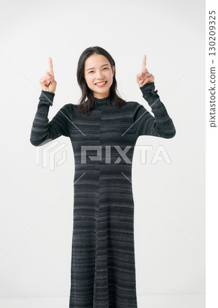 指著手指的女人 130209325