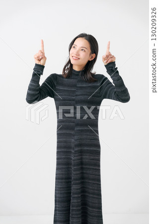woman pointing finger woman pointing finger 130209326