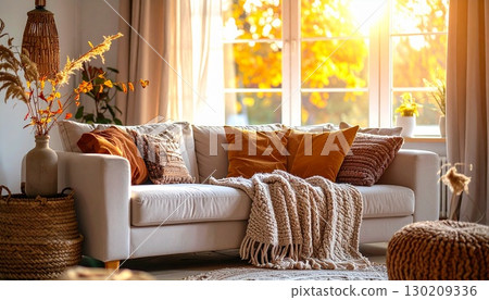 秋季室內：時尚的沙發、毛毯和可欣賞秋葉的房間 130209336