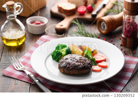 A hot and juicy demi-glace hamburger steak with a glossy sauce that will whet your appetite. 130209352