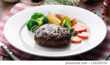 熱騰騰、多汁的半釉漢堡牛排搭配色澤鮮亮的醬汁,定會讓您胃口大開。 熱騰騰、多汁的半釉漢堡牛排搭配色澤鮮亮的醬汁,定會讓您胃口大開。 130209354