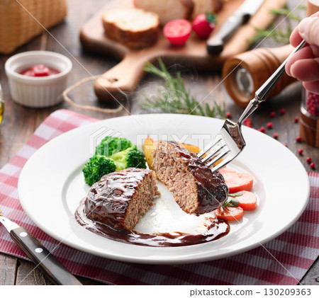 A hot and juicy demi-glace hamburger steak with a glossy sauce that will whet your appetite. A hot and juicy demi-glace hamburger steak with a glossy sauce that will whet your appetite. 130209363