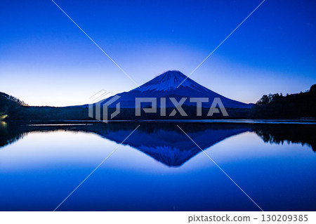 [Yamanashi Prefecture] Mount Fuji seen from Lake Shoji before dawn 130209385