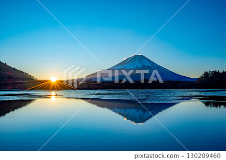 [山梨縣]日出時從精進湖看到的富士山 130209460