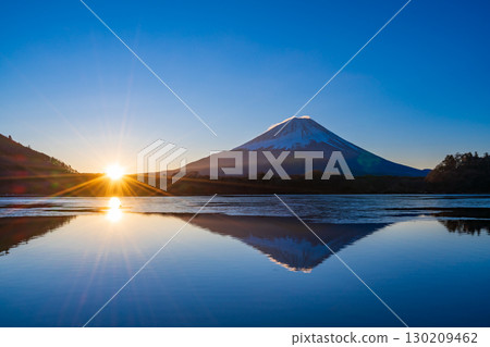[Yamanashi Prefecture] Mt. Fuji seen from Lake Shojiko at sunrise 130209462