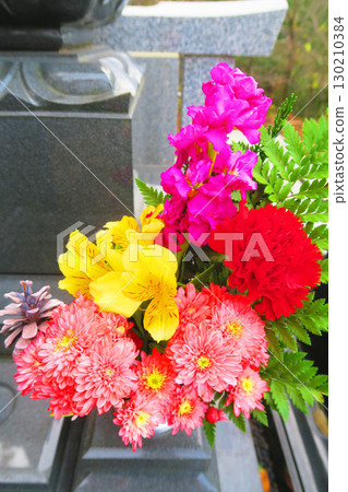 墓地裡供奉的花束 130210384