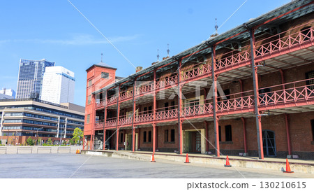 紅磚倉庫藍天白雲 紅磚倉庫藍天白雲 130210615