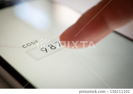 在智慧型手機中輸入身份驗證碼的手指照片（登入、解鎖、雙重身份驗證） 130211102