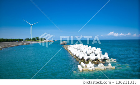 Offshore wind turbines and the Kurobe River alluvial fan at Shimoniikawa Coast in Toyama Prefecture at the end of August Offshore wind turbines and the Kurobe River alluvial fan at Shimoniikawa Coast in Toyama Prefecture at the end of August 130211313