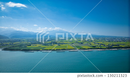 Offshore wind turbines and the Kurobe River alluvial fan at Shimoniikawa Coast in Toyama Prefecture at the end of August Offshore wind turbines and the Kurobe River alluvial fan at Shimoniikawa Coast in Toyama Prefecture at the end of August 130211323