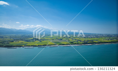 Offshore wind turbines and the Kurobe River alluvial fan at Shimoniikawa Coast in Toyama Prefecture at the end of August Offshore wind turbines and the Kurobe River alluvial fan at Shimoniikawa Coast in Toyama Prefecture at the end of August 130211324