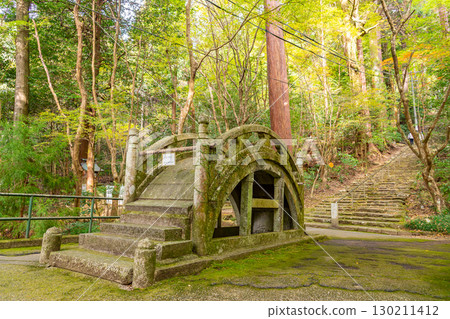 Mino City, Gifu Prefecture: Taiko Bridge on the approach to Oyada Shrine in autumn 130211412