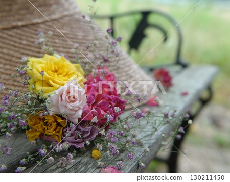 長凳上的帽子和玫瑰 130211450