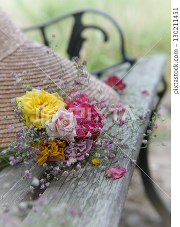 長凳上的帽子和玫瑰 130211451