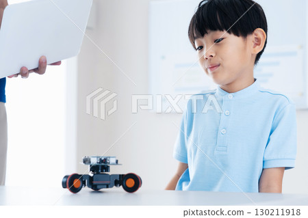 在程式設計學校學習的男孩們 130211918