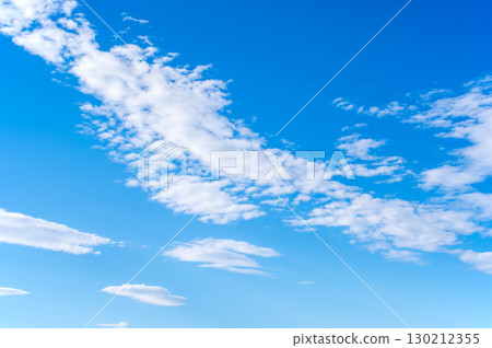 漂浮在藍天上的雲彩 130212355