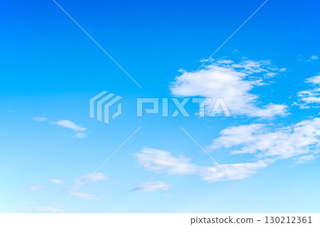 漂浮在藍天上的雲彩 漂浮在藍天上的雲彩 130212361