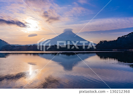 [Yamanashi Prefecture] Mt. Fuji seen from Lake Shojiko at sunrise 130212368