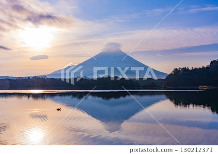[Yamanashi Prefecture] Mt. Fuji seen from Lake Shojiko at sunrise 130212371