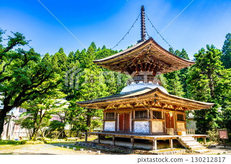 World Heritage Site: Sacred Sites and Pilgrimage Routes in the Kii Mountain Range: Kongo Sammai-in Temple in Midsummer, National Treasure and Tahoto Pagoda 5, Koyasan Town, Ito District, Wakayama Prefecture 130212817