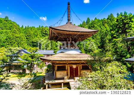 世界遺產：紀伊山地的聖地與參拜道：盛夏的金剛三昧院、國寶與歌山縣伊東郡高野山町第2多寶塔 130212823