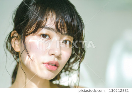 一位日本年輕女子的美容肖像 130212881
