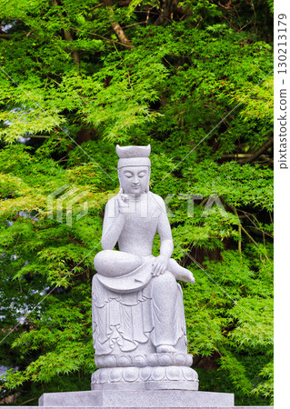 【岩手縣盛岡市大慈寺町大慈寺】綠葉環繞的彌勒菩薩 【岩手縣盛岡市大慈寺町大慈寺】綠葉環繞的彌勒菩薩 130213179