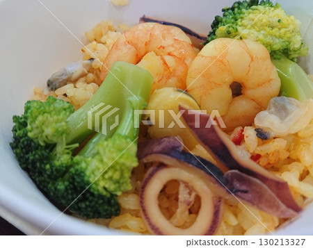 蝦子、魷魚和青花菜海鮮飯 蝦子、魷魚和青花菜海鮮飯 130213327