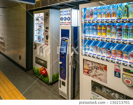 東京城市景觀:市中心地下通道安裝的自動外幣兌換機 東京城市景觀:市中心地下通道安裝的自動外幣兌換機 130213701