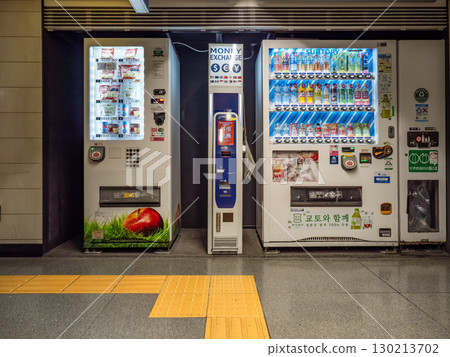東京城市景觀：市中心地下通道安裝的自動外幣兌換機 130213702