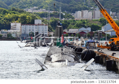 自衛隊潛水艇與吳市街景（廣島縣吳市） 130213704