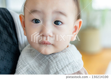 抱抱的嬰兒 130214100