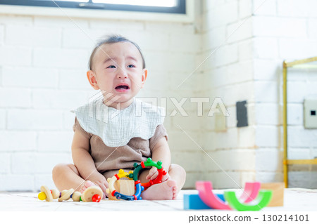 寶寶在玩玩具 130214101