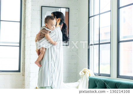 Mom and baby in the living room Mom and baby in the living room 130214108