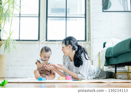 8個月大的嬰兒和媽媽 130214113