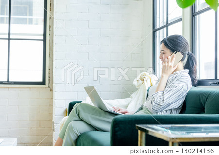 放鬆在沙發的婦女 130214136