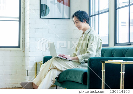 一個人在客廳裡使用個人電腦 130214163